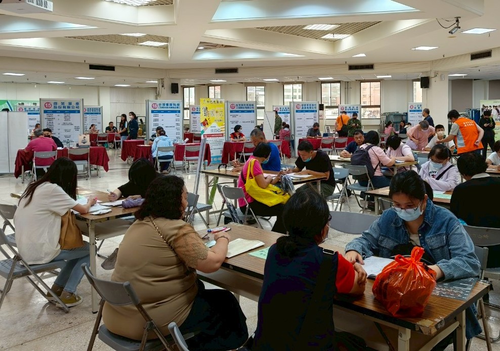 板橋崑崙地區現場徵才 4 %E6%AD%A1%E8%BF%8E%E6%9C%89%E5%B0%B1%E6%A5%AD%E8%BD%89%E6%A5%AD%E9%9C%80%E6%B1%82%E7%9A%84%E6%9C%8B%E5%8F%8B%E5%89%8D%E4%BE%86%E5%8F%83%E8%80%83