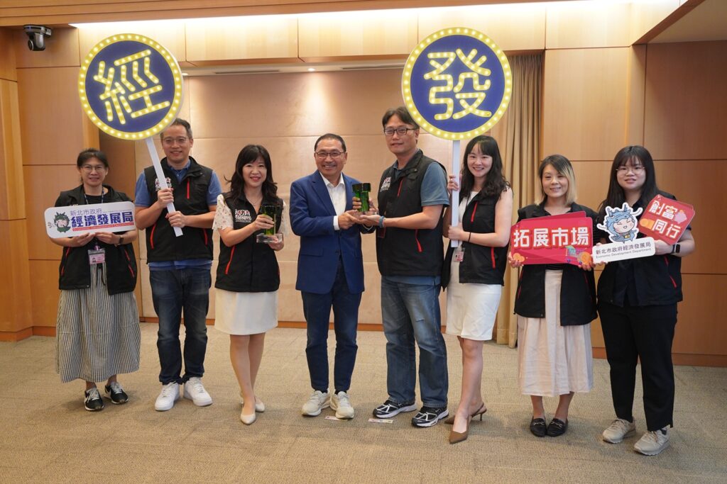 新北寶高智慧園區榮獲國家卓越建設獎卓越獎 經濟發展局獻獎侯市長 8 %E6%96%B0%E5%8C%97%E5%B8%82%E7%B6%93%E7%99%BC%E5%B1%80%E7%9B%9B%E7%AD%B1%E8%93%89%E5%B1%80%E9%95%B7%E5%B7%A6%E4%B8%89%E7%8E%87%E9%A0%98%E5%9C%98%E9%9A%8A%EF%BC%8C%E5%9C%A8%E5%B8%82%E6%94%BF%E6%9C%83%E8%AD%B0%E4%B8%8A%E5%B0%87%E9%80%99%E4%BB%BD%E6%A6%AE%E8%80%80%E7%8D%BB%E7%B5%A6%E5%B8%82%E9%95%B7%E4%BE%AF%E5%8F%8B%E5%AE%9C%E5%B7%A6%E5%9B%9B%EF%BC%8C%E8%88%87%E5%B8%82%E5%BA%9C%E5%9C%98%E9%9A%8A%E5%85%B1%E4%BA%AB%E5%96%9C%E6%82%85