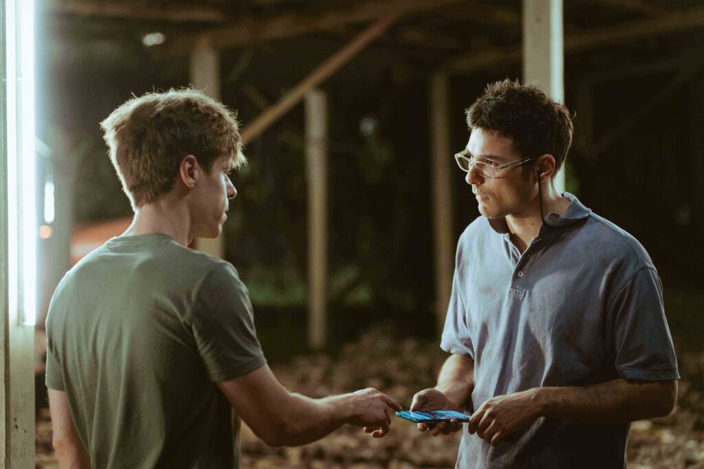 鳳小岳《陌路兄弟》男神變落魄菇農!吊嘎爆汗開貨車環島「氣到冒煙」 5 %E9%B3%B3%E5%B0%8F%E5%B2%B3%E6%89%AE%E7%AA%AE%E5%9B%B0%E8%8F%87%E8%BE%B2 %E8%B7%9F%E6%9C%AA%E8%AC%80%E9%9D%A2%E5%BC%9F%E5%BC%9F%E7%9B%B8%E8%AA%8D%E7%B6%BA%E5%BD%B1%E7%99%BC%E8%A1%8C%E6%8F%90%E4%BE%9B