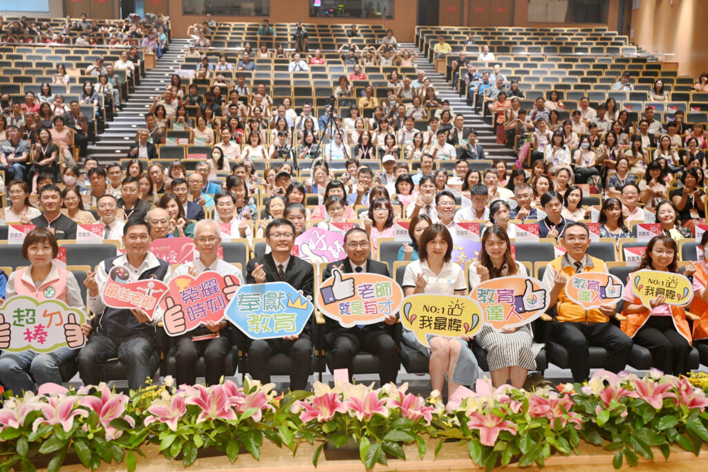 侯友宜感謝春風化雨陪伴孩子茁壯 14 %E6%96%B0%E5%8C%97%E5%B8%82%E6%94%BF%E5%BA%9C%E8%88%89%E8%BE%A6%E3%80%8C114%E5%B9%B4%E5%BA%A6%E5%84%AA%E8%89%AF%E6%95%99%E8%82%B2%E4%BA%BA%E5%93%A1%E8%A1%A8%E6%8F%9A%E5%85%B8%E7%A6%AE%E3%80%8D%EF%BC%8C%E4%BB%8A%E5%B9%B4%E7%8D%B2%E7%8D%8E%E7%9A%84%E6%95%99%E8%82%B2%E5%B7%A5%E4%BD%9C%E4%BA%BA%E5%93%A1%E5%85%B12174%E4%BD%8D%EF%BC%8C%E7%94%B1%E6%96%B0%E5%8C%97%E5%B8%82%E9%95%B7%E4%BE%AF%E5%8F%8B%E5%AE%9C%E9%A0%92%E7%8D%8E%E4%BA%88%E7%8D%B2%E7%8D%8E%E6%95%99%E5%B8%AB