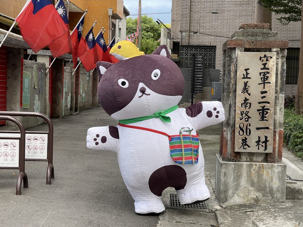 2025新北市眷村文化節9/27–10/31登場 12 %E3%80%8C2025%E6%96%B0%E5%8C%97%E5%B8%82%E7%9C%B7%E6%9D%91%E6%96%87%E5%8C%96%E7%AF%80%E3%80%8D%E8%88%87%E4%BA%BA%E6%B0%A3%E6%8F%92%E7%95%AB%E8%A7%92%E8%89%B2%E3%80%8C%E9%98%BF%E5%96%B5%E8%8F%9C%E5%B8%82%E5%A0%B4%E3%80%8D%E5%90%88%E4%BD%9C%EF%BC%8C%E5%89%B5%E9%80%A0%E8%A6%AA%E5%88%87%E5%8F%AF%E6%84%9B%E7%9A%84%E6%96%B0%E8%A7%92%E8%89%B2%E3%80%8C%E5%B0%8F%E6%9D%91%E5%96%B5%E3%80%8D%EF%BC%8C%E4%BB%A5%E6%93%AC%E4%BA%BA%E5%8C%96%E7%9A%84%E8%B2%93%E5%92%AA%E8%A6%96%E8%A7%92%EF%BC%8C%E9%99%AA%E4%BC%B4%E5%A4%A7%E5%AE%B6%E6%8E%A2%E7%B4%A2%E7%9C%B7%E6%9D%91%E6%96%87%E5%8C%96