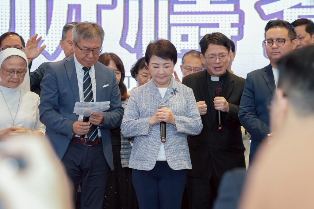 為台中獻上祝福 盧秀燕連六年參與城市祈禱餐會 1 %E5%8F%B0%E4%B8%AD%E6%97%8C%E6%97%97%E6%95%99%E6%9C%83%E4%B8%BB%E4%BB%BB%E7%89%A7%E5%B8%AB%E8%94%A1%E6%99%B6%E7%8E%AB%E8%A1%A8%E7%A4%BA %E7%9B%A7%E5%B8%82%E9%95%B7%E4%B8%8D%E5%83%85%E6%98%AF%E5%9F%8E%E5%B8%82%E7%9A%84%E7%AE%A1%E7%90%86%E8%80%85 %E6%9B%B4%E6%98%AF%E5%AE%88%E8%AD%B7%E8%80%85%E8%88%87%E7%AF%89%E5%A4%A2%E8%80%85 %E5%A7%8B%E7%B5%82%E4%BB%A5%E6%99%BA%E6%85%A7%E8%88%87%E9%9F%8C%E6%80%A7%E9%9D%A2%E5%B0%8D%E6%8C%91%E6%88%B0 %E8%AE%93%E5%B8%82%E6%B0%91%E5%BE%97%E4%BB%A5%E5%AE%89%E5%B1%85%E6%A8%82%E6%A5%AD