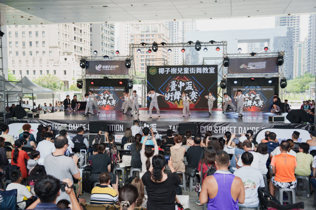 「舞」力全開 台中盃街舞大賽登場 2 %E4%BB%8A%E6%97%A5%E6%B4%BB%E5%8B%95%E9%96%8B%E5%A0%B4%E8%A1%A8%E6%BC%94%E7%94%B1%E6%A4%B0%E5%AD%90%E6%A8%B9%E5%85%92%E7%AB%A5%E8%88%9E%E5%9C%98%E5%B8%B6%E4%BE%86%E7%B2%BE%E5%BD%A9%E8%A1%A8%E6%BC%94 %E5%B0%8F%E5%B0%8F%E8%88%9E%E8%80%85 %E8%90%8C%E7%BF%BB%E5%85%A8%E5%A0%B4