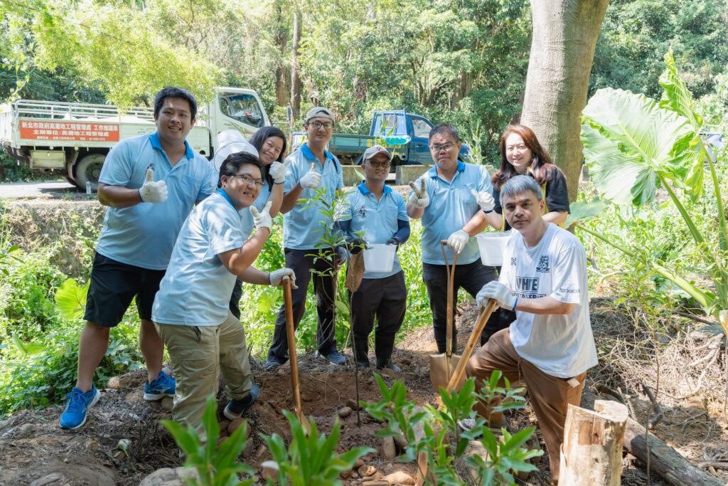 新北小花終結者出動齊清小花蔓澤蘭及為地球種下一棵樹 14 %E8%BE%B2%E6%A5%AD%E5%B1%80%E6%8C%81%E7%BA%8C%E9%80%8F%E9%81%8E%E5%9C%B0%E6%96%B9%E6%B7%B1%E8%80%95%E3%80%81%E5%85%AC%E7%A7%81%E9%80%A3%E7%B5%90%EF%BC%8C%E6%93%B4%E5%B1%95%E5%B0%8F%E8%8A%B1%E8%94%93%E6%BE%A4%E8%98%AD%E9%98%B2%E6%B2%BB%E8%A6%8F%E6%A8%A1