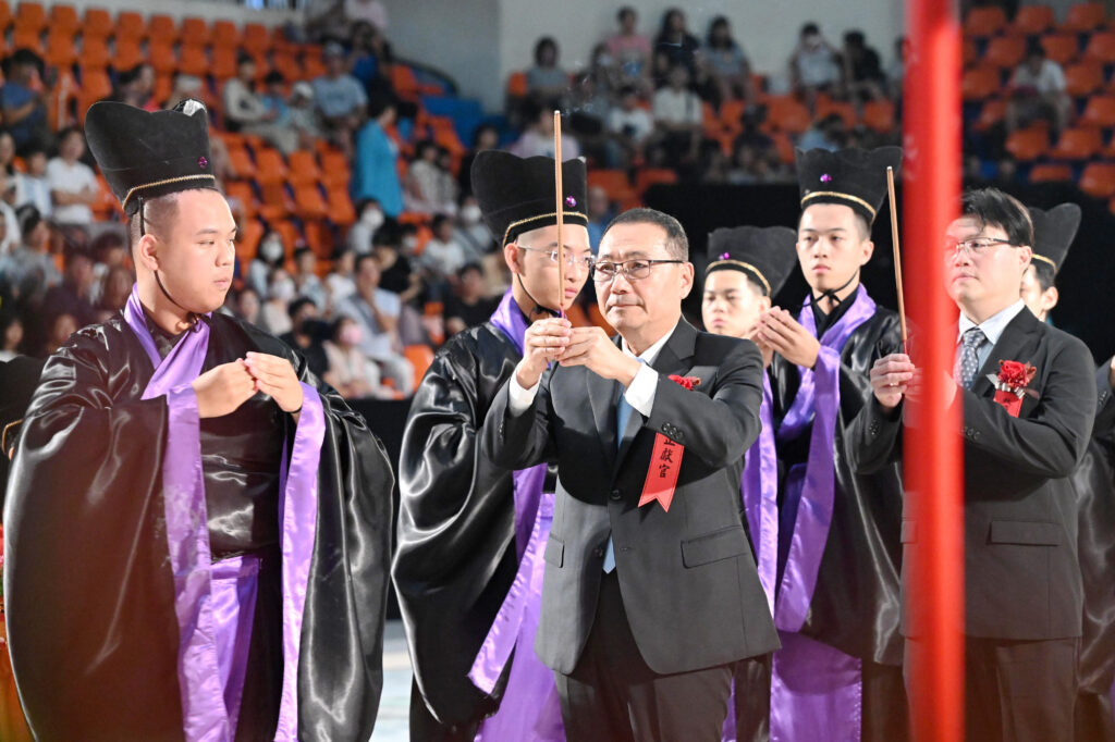 新北藝術祭孔十週年 侯友宜:以現代藝術感謝師恩 10 %E4%BE%AF%E5%8F%8B%E5%AE%9C%E8%A1%A8%E7%A4%BA%EF%BC%8C%E6%96%B0%E5%8C%97%E5%B8%82%E5%B0%87%E6%8C%81%E7%BA%8C%E6%89%93%E9%80%A0%E5%8F%8B%E5%96%84%E6%95%99%E8%82%B2%E7%92%B0%E5%A2%83%EF%BC%8C%E5%B0%87%E5%B0%8A%E5%B8%AB%E9%87%8D%E9%81%93%E7%9A%84%E7%B2%BE%E7%A5%9E%E8%9E%8D%E5%85%A5%E5%93%81%E5%BE%B7%E6%95%99%E8%82%B2