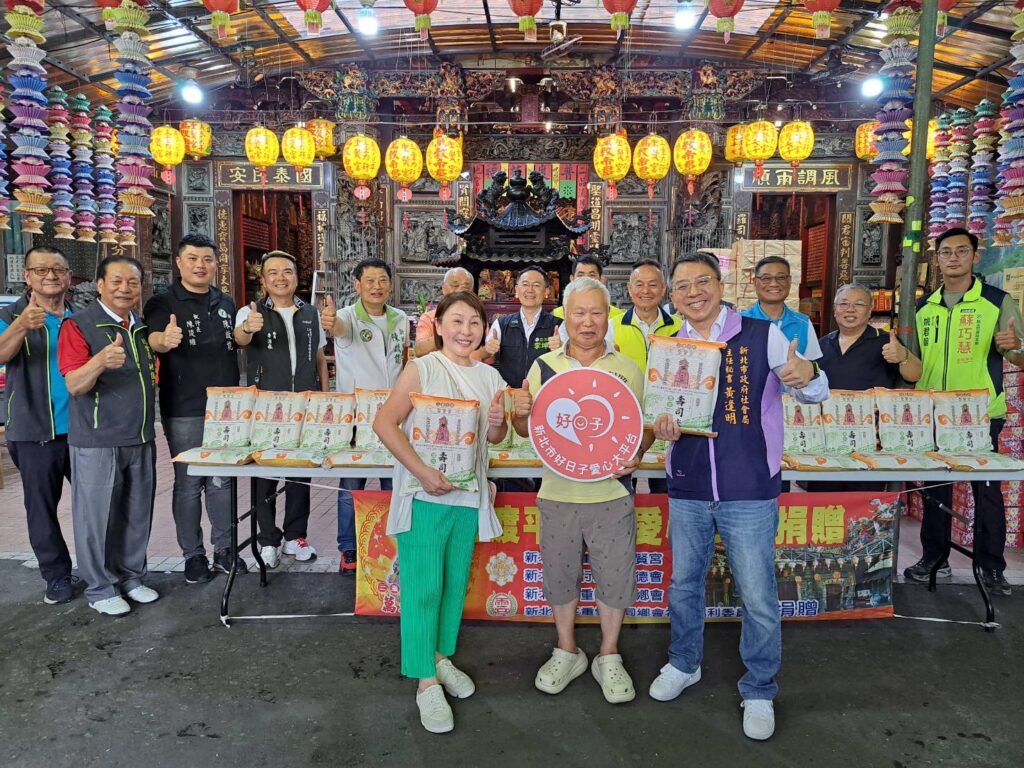 汐止王母救世宮捐普渡物資及20萬 8 %E4%B8%89%E9%87%8D%E5%8A%9B%E8%A1%8C%E8%81%96%E8%B3%A2%E5%AE%AE%E5%89%AF%E4%B8%BB%E5%A7%94%E5%90%B3%E9%87%91%E7%87%95%E3%80%81%E6%9E%97%E6%B0%B4%E7%94%9F%EF%BC%88%E5%89%8D%E6%8E%92%E5%B7%A6%E8%B5%B7%EF%BC%89%E4%BB%A3%E8%A1%A8%E6%8D%90%E8%B4%88%E5%B9%B3%E5%AE%89%E7%B1%B3 %E7%94%B1%E7%A4%BE%E6%9C%83%E5%B1%80%E4%B8%BB%E4%BB%BB%E7%A7%98%E6%9B%B8%E9%BB%83%E9%80%A2%E6%98%8E%E4%BB%A3%E6%94%B6