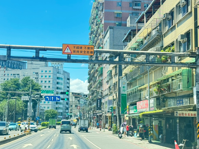 車速放慢、距離拉開 新北邀你一起守護路上安全 6 %E8%B7%AF%E5%8F%A3%E8%A8%AD%E7%BD%AE%E3%80%8C%E4%B8%8D%E8%B6%85%E9%80%9F%E3%80%81%E4%B8%8D%E6%90%B6%E5%BF%AB%E3%80%81%E4%BF%9D%E6%8C%81%E5%AE%89%E5%85%A8%E8%B7%9D%E9%9B%A2%E3%80%8D%E6%A8%99%E8%AA%8C%E5%91%8A%E7%A4%BA%E7%89%8C