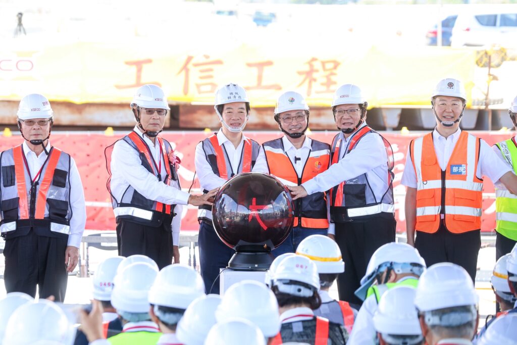 淡江大橋今舉行合龍儀式 侯友宜:提升北海岸交通效能也是臺灣國際級新地標 15 %E4%BE%AF%E5%8F%8B%E5%AE%9C%E5%87%BA%E5%B8%AD%E3%80%8C%E6%B7%A1%E6%B1%9F%E5%A4%A7%E6%A9%8B%E3%80%8D%E5%90%88%E9%BE%8D%E5%85%B8%E7%A6%AE