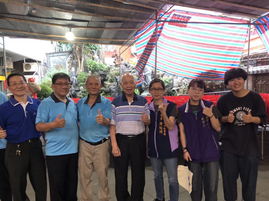 宮廟捐贈普渡物資弱勢家庭最愛泡麵和鯖魚罐頭 13 %E6%9D%BF%E6%A9%8B%E5%9F%94%E5%A2%98%E7%A6%8F%E5%BE%B7%E5%AE%AE%E5%B8%B8%E5%8B%99%E7%9B%A3%E5%AF%9F%E6%9B%BE%E6%96%87%E6%AD%A5%EF%BC%88%E4%B8%AD%EF%BC%89%E4%BB%A3%E8%A1%A8%E6%8D%90%E8%B4%88%E6%99%AE%E6%B8%A1%E7%89%A9%E8%B3%87100%E7%B5%84%E4%BA%88%E7%A4%BE%E6%9C%83%E5%B1%80%E5%AF%A6%E7%89%A9%E9%8A%80%E8%A1%8C