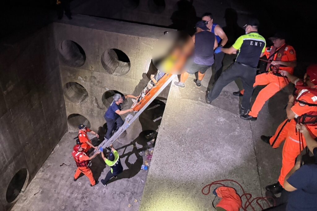 夜釣不慎失足跌落堤防 警消黑夜急救援 2 MEITU 20250916 183543790