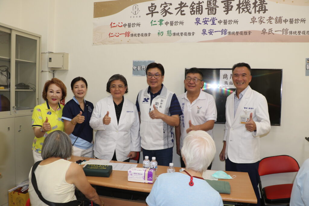 幸福送暖 讓愛從頭 劉和然:感謝永和婦女會及各界23年來的愛心 18 %E5%8A%89%E5%92%8C%E7%84%B6%E7%89%B9%E5%88%A5%E5%88%B0%E5%8D%93%E5%AE%B6%E6%B3%89%E5%AE%89%E5%A0%82%E8%80%81%E8%88%96%E7%82%BA%E9%95%B7%E8%BC%A9%E7%BE%A9%E8%A8%BA%E7%8F%BE%E5%A0%B4 %E9%97%9C%E5%BF%83%E9%95%B7%E8%BC%A9%E5%81%A5%E5%BA%B7