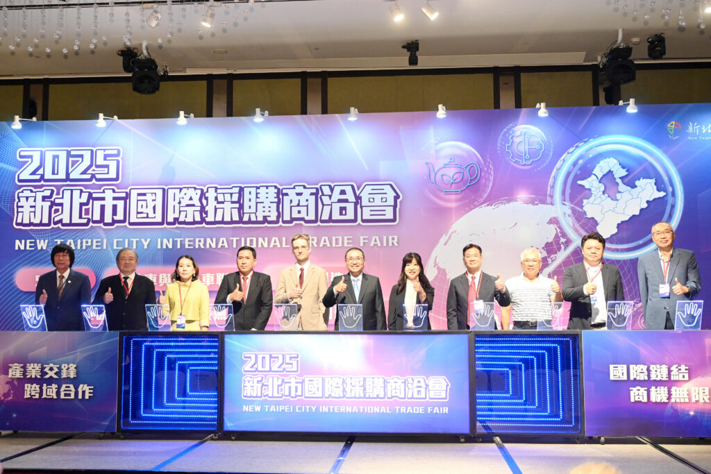 2025新北市國際採購商洽會 侯友宜盼助企業開拓商機、佈局全球 16 %E3%80%8C2025%E6%96%B0%E5%8C%97%E5%B8%82%E5%9C%8B%E9%9A%9B%E6%8E%A1%E8%B3%BC%E5%95%86%E6%B4%BD%E6%9C%83%E3%80%8D%E7%99%BB%E5%A0%B4%EF%BC%8C%E6%96%B0%E5%8C%97%E5%B8%82%E6%94%BF%E5%BA%9C%E6%94%9C%E6%89%8B%E8%87%BA%E5%8C%97%E5%B8%82%E3%80%81%E5%9F%BA%E9%9A%86%E5%B8%82%E8%88%87%E6%A1%83%E5%9C%92%E5%B8%82%E5%84%AA%E8%89%AF%E4%BC%81%E6%A5%AD%EF%BC%8C%E8%88%87%E6%97%A5%E6%9C%AC%E3%80%81%E7%BE%A9%E5%A4%A7%E5%88%A9%E3%80%81%E6%B3%A2%E8%98%AD%E7%AD%8913%E5%9C%8B%E3%80%8153%E5%AE%B6%E4%BC%81%E6%A5%AD%E4%BA%A4%E6%B5%81