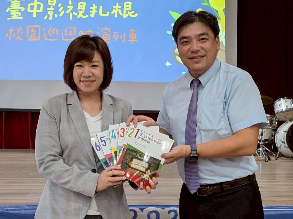 把電影的感動帶進校園 中市校園巡迴映演列車開進啟明學校  1 %E6%96%B0%E8%81%9E%E5%B1%80%E9%95%B7%E8%B4%88%E6%9B%B8%E7%B5%A6%E5%95%9F%E6%98%8E%E5%AD%B8%E6%A0%A1