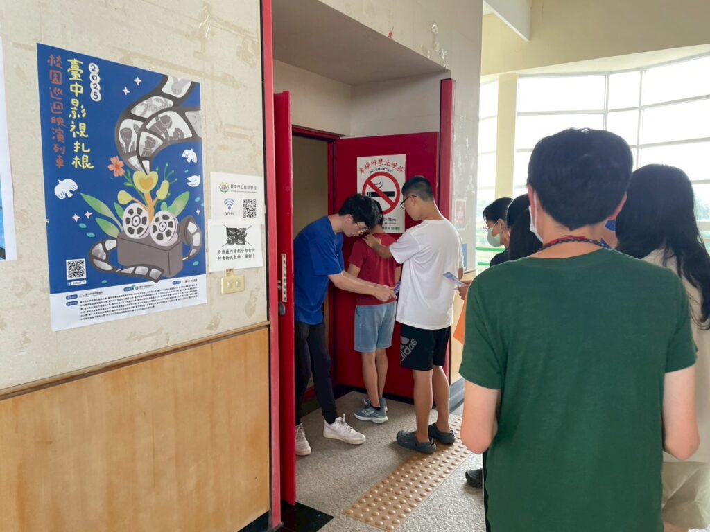 把電影的感動帶進校園 中市校園巡迴映演列車開進啟明學校  3 %E5%95%9F%E6%98%8E%E5%AD%B8%E6%A0%A1%E5%AD%B8%E7%94%9F%E9%AB%94%E9%A9%97%E5%85%A5%E5%A0%B4%E5%89%AA%E7%A5%A8