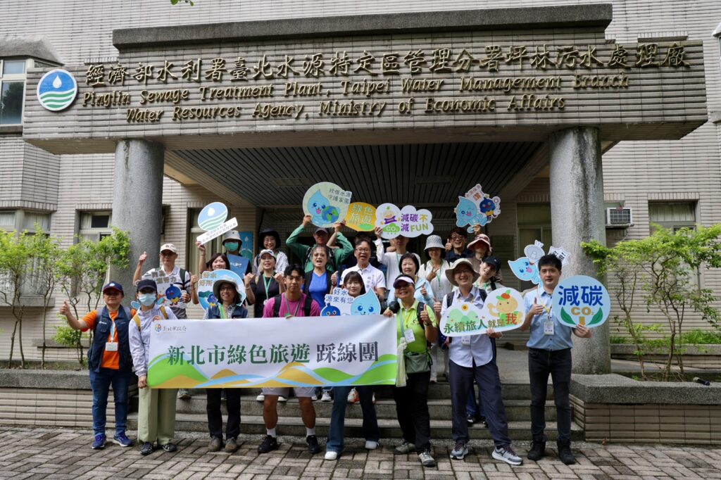 新北市打造低碳旅遊新典範 三條綠色路線串聯環境教育與在地文化 11 %E8%A7%80%E5%85%89%E6%97%85%E9%81%8A%E5%B1%80%E6%A5%8A%E5%AE%97%E7%8F%89%E5%B1%80%E9%95%B7%EF%BC%88%E4%B8%AD%E6%8E%92%E5%8F%B33%EF%BC%89%E3%80%81%E8%87%BA%E5%8C%97%E6%B0%B4%E6%BA%90%E7%89%B9%E5%AE%9A%E5%8D%80%E7%AE%A1%E7%90%86%E5%88%86%E7%BD%B2%E5%8A%89%E7%A7%80%E9%B3%B3%E5%88%86%E7%BD%B2%E9%95%B7%EF%BC%88%E4%B8%AD%E6%8E%92%E5%8F%B34%EF%BC%89%E8%88%87%E5%AA%92%E9%AB%94%E6%9C%8B%E5%8F%8B%E5%8F%8A%E6%97%85%E9%81%8A%E6%A5%AD%E8%80%85%E9%BD%8A%E8%81%9A%E5%9D%AA%E6%9E%97%EF%BC%8C%E9%96%8B%E5%95%9F%E6%96%B0%E5%8C%97%E5%B8%82%E7%B6%A0%E8%89%B2%E6%97%85%E9%81%8A%E6%96%B0%E9%87%8C%E7%A8%8B%E7%A2%91