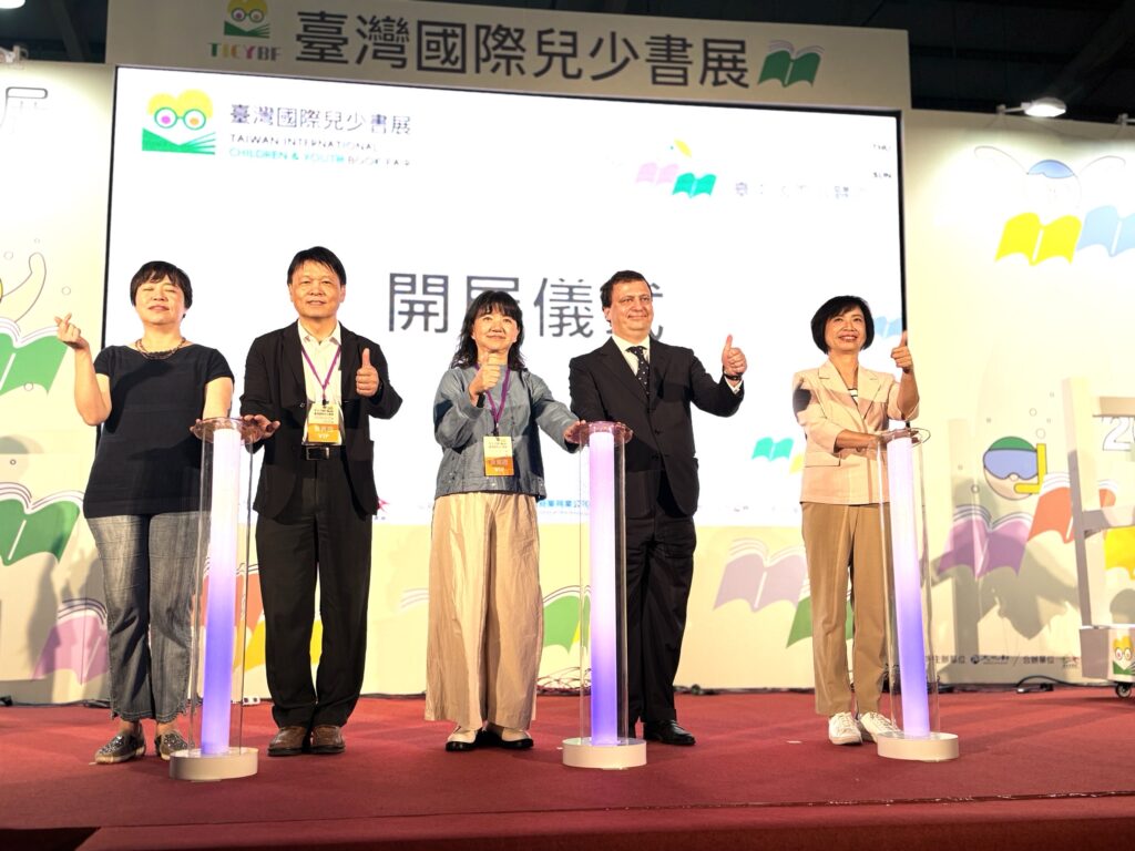 台灣國際兒少書展開幕 台中館內互動裝置超吸睛 1 %E9%A6%96%E5%B1%86%E5%8F%B0%E7%81%A3%E5%9C%8B%E9%9A%9B%E5%85%92%E5%B0%91%E6%9B%B8%E5%B1%95%E6%96%BC%E4%BB%8A 18 %E6%97%A5%E4%B8%8A%E5%8D%88%E5%9C%A8%E5%8F%B0%E4%B8%AD%E5%9C%8B%E9%9A%9B%E5%B1%95%E8%A6%BD%E9%A4%A8%E7%9B%9B%E5%A4%A7%E8%88%89%E8%A1%8C