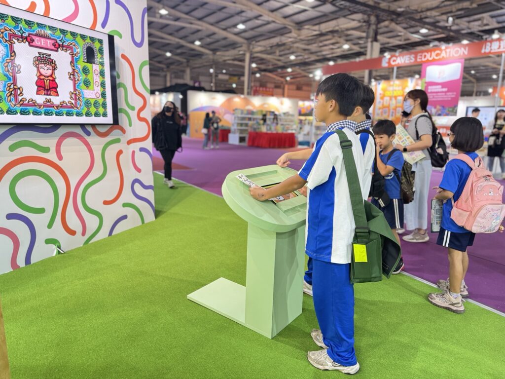 台灣國際兒少書展開幕 台中館內互動裝置超吸睛 2 %E6%9B%B8%E9%A0%81%E8%A3%A1%E7%9A%84%E5%A5%87%E5%B9%BB%E6%97%85%E7%A8%8B %E4%BA%92%E5%8B%95%E8%A3%9D%E7%BD%AE %E6%9B%B4%E6%98%AF%E5%8F%97%E5%88%B0%E7%86%B1%E7%83%88%E8%BF%B4%E9%9F%BF