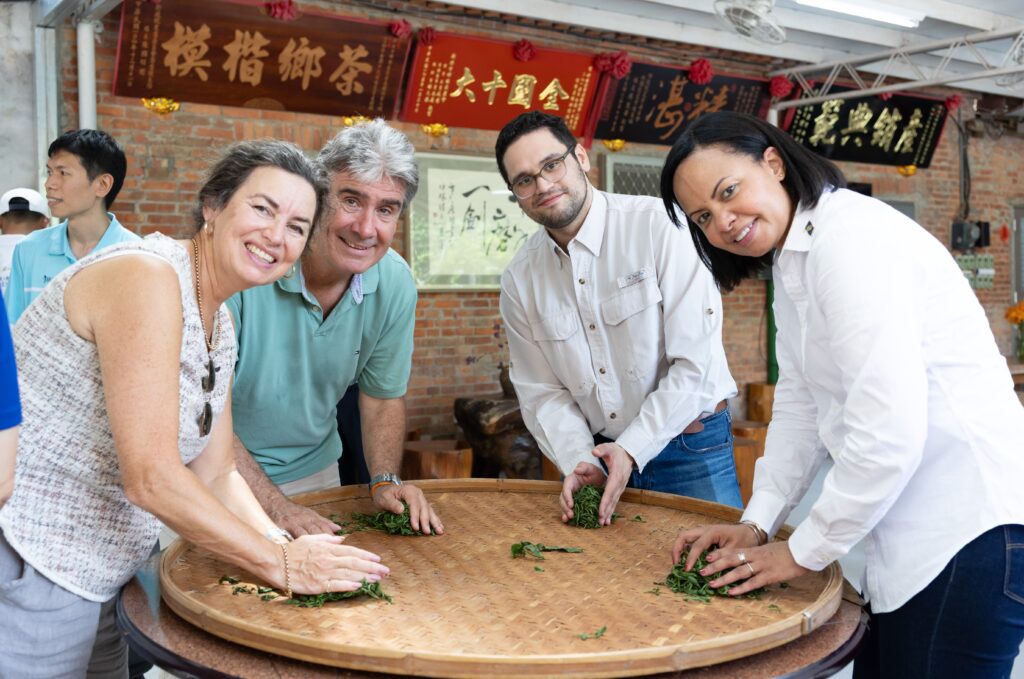 駐臺使節走訪坪林茶鄉之旅 深度體驗臺灣秘境 13 %E8%B2%9D%E9%87%8C%E6%96%AF%E5%A4%A7%E4%BD%BF%E6%A2%85%E5%87%B1%E7%91%9F%E5%8F%B3%E8%B5%B7%E3%80%81%E7%93%9C%E5%9C%B0%E9%A6%AC%E6%8B%89%E5%AE%98%E5%93%A1Aguilar%E5%8F%8A%E8%8D%B7%E8%98%AD%E4%BB%A3%E8%A1%A8%E6%B5%A6%E6%A8%82%E6%96%BD%E5%A4%AB%E5%A9%A6%E9%AB%94%E9%A9%97%E8%A3%BD%E8%8C%B6%E6%96%87%E5%8C%96