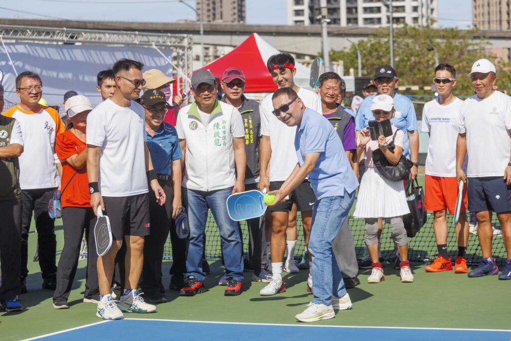 全台河濱首座專用球場亮相 侯友宜開球推動全齡化運動 11 %E4%BE%AF%E5%8F%8B%E5%AE%9C%E5%B8%82%E9%95%B7%E8%87%B3%E6%96%B0%E5%8C%97%E5%A4%A7%E9%83%BD%E6%9C%83%E5%85%AC%E5%9C%92%E5%8C%B9%E5%85%8B%E7%90%83%E5%A0%B4%E9%96%8B%E7%90%83%E6%8F%AD%E5%B9%95