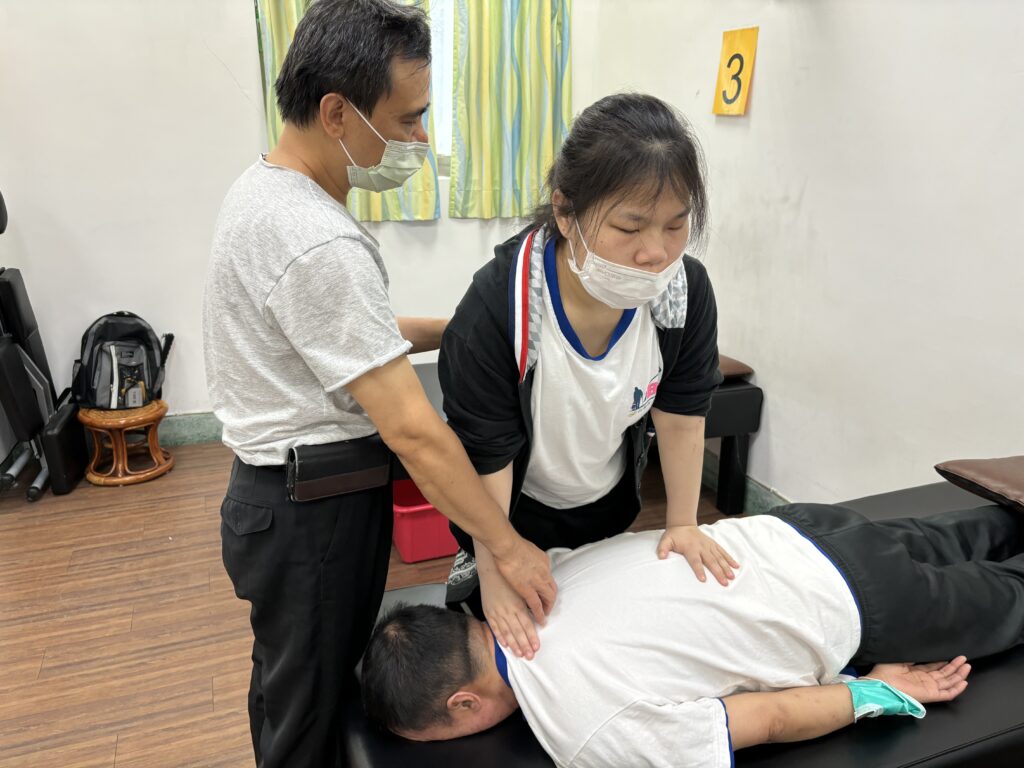 新北社會局樂明中心多元服務 視障青年小誼走出繭封的人生 7 %E5%B0%8F%E8%AA%BC%EF%BC%88%E5%8F%B3%EF%BC%89%E5%9C%A8%E6%8C%89%E6%91%A9%E5%89%8D%E8%BC%A9%E7%9A%84%E6%8C%87%E5%B0%8E%E4%B8%8B%E5%8A%AA%E5%8A%9B%E5%AD%B8%E7%BF%92%E6%8C%89%E6%91%A9%E6%8A%80%E5%B7%A7