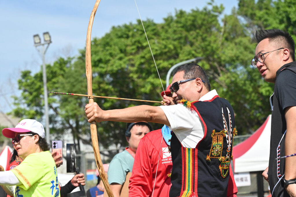 新北市長盃原民傳統射箭邀請賽 侯友宜到場為選手加油 16 %E4%BE%AF%E5%8F%8B%E5%AE%9C%E7%82%BA%E5%82%B3%E7%B5%B1%E5%B0%84%E7%AE%AD%E9%82%80%E8%AB%8B%E8%B3%BD%E5%B0%84%E5%87%BA%E7%AC%AC%E4%B8%80%E6%94%AF%E7%AE%AD
