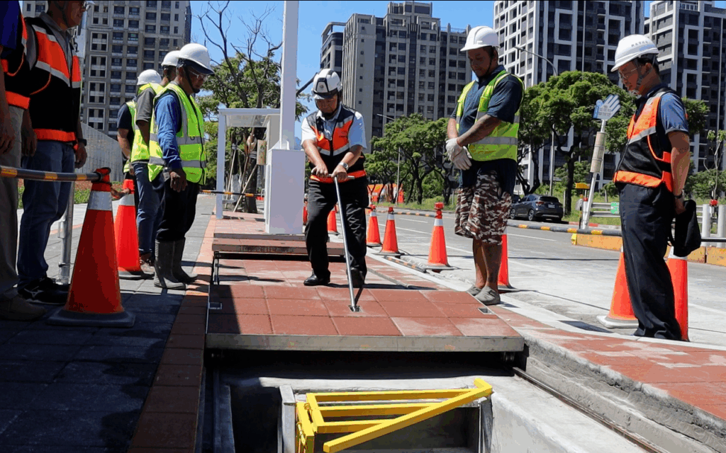 新北創新工法打造優質示範街廓 縮小淡海共管通風口 人行空間更順暢 10 %E5%B7%A5%E5%8B%99%E5%B1%80%E9%95%B7%E9%A6%AE%E5%85%86%E9%BA%9F%EF%BC%88%E4%B8%AD%EF%BC%89%E8%A6%AA%E8%87%AA%E6%93%8D%E4%BD%9C%E3%80%8C%E6%BB%91%E8%BB%8C%E5%BC%8F%E5%87%BA%E5%85%A5%E6%90%AC%E9%81%8B%E5%8F%A3%E3%80%8D%EF%BC%8C%E5%89%B5%E6%96%B0%E6%8A%80%E8%A1%93%E8%BC%95%E4%BE%BF%E7%9C%81%E5%8A%9B%EF%BC%8C%E5%83%85%E9%9C%80%E5%96%AE%E4%BA%BA%E5%8D%B3%E5%8F%AF%E9%96%8B%E5%95%9F%EF%BC%8C%E4%B8%A6%E5%B0%87%E7%AB%8B%E9%AB%94%E9%80%9A%E9%A2%A8%E5%8F%A3%E7%B8%AE%E5%B0%8F%E8%87%B3%E8%88%87%E5%9C%B0%E9%9D%A2%E9%BD%8A%E5%B9%B3%EF%BC%8C%E6%9C%89%E6%95%88%E9%87%8B%E6%94%BE%E4%BA%BA%E8%A1%8C%E7%A9%BA%E9%96%93%EF%BC%8C%E7%87%9F%E9%80%A0%E6%9B%B4%E8%88%92%E9%81%A9%E7%9A%84%E6%AD%A5%E8%A1%8C%E7%92%B0%E5%A2%83