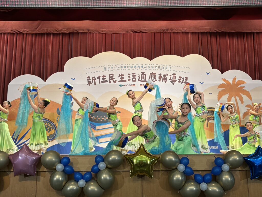 114年新住民生活適應輔導班結業暨多元文化交流盛典 11 %E5%9F%94%E5%A2%98%E5%9C%8B%E5%B0%8F%E8%88%9E%E8%B9%88%E7%8F%AD%E5%B8%B6%E4%BE%86%E3%80%8C%E6%B3%B0%E5%9C%8B%E5%82%A3%E6%97%8F%E5%BE%8B%E5%8B%95%E8%88%9E%E8%B9%88%E3%80%8D%EF%BC%8C%E8%B1%A1%E5%BE%B5%E6%96%B0%E4%B8%96%E4%BB%A3%E5%BE%9E%E5%B0%8F%E5%B0%8A%E9%87%8D%E4%B8%A6%E6%AC%A3%E8%B3%9E%E4%B8%8D%E5%90%8C%E6%96%87%E5%8C%96%E7%89%B9%E8%89%B2
