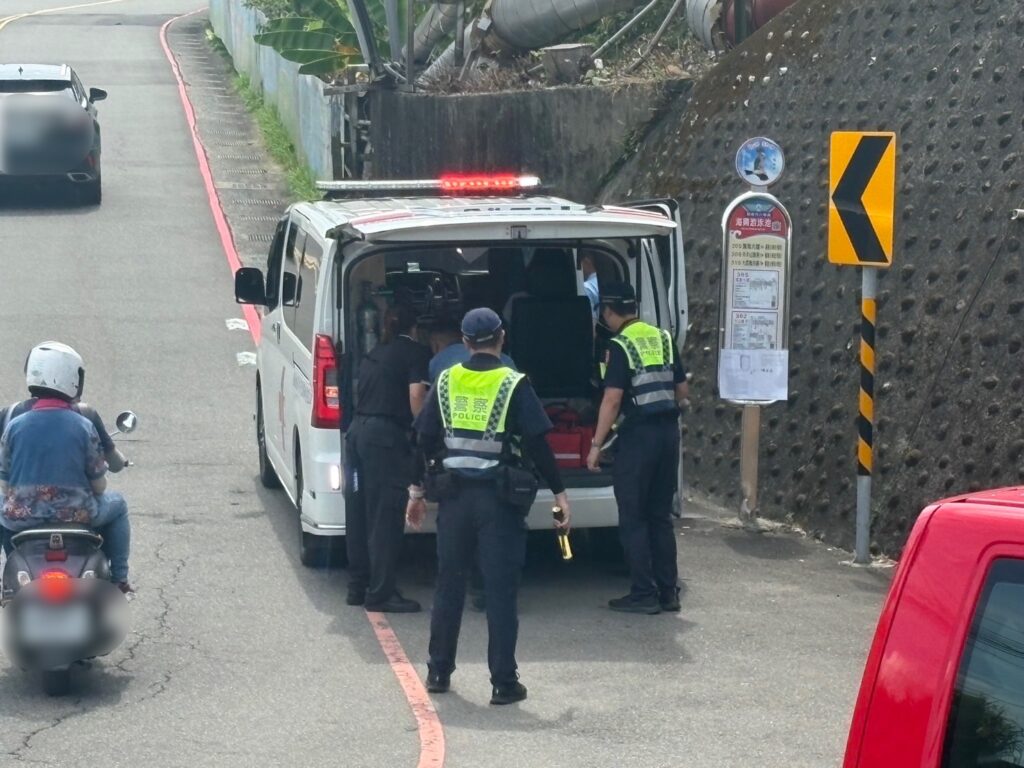 健走活動婦人身體不適 警即時協助醫救護 2 1758531603883