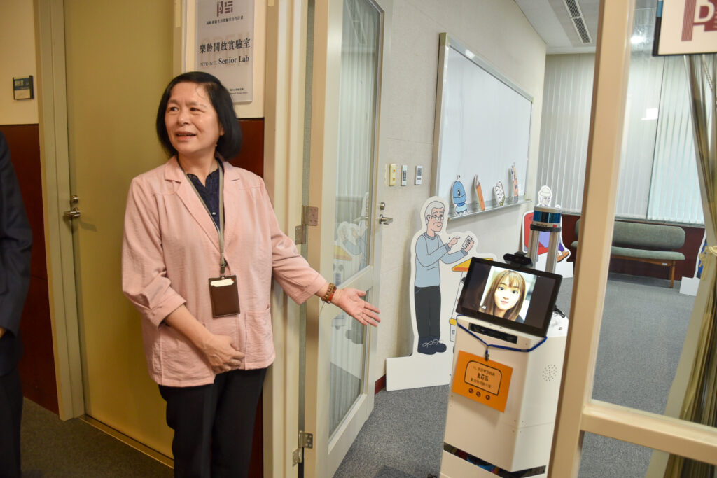 國臺圖攜手臺大數位人文研究中心 共同推動「高齡創新生活實驗室」 11 %E5%9C%8B%E8%87%BA%E5%9C%96%E6%9B%B9%E7%BF%A0%E8%8B%B1%E9%A4%A8%E9%95%B7%E7%82%BA%E4%BE%86%E8%B3%93%E4%BB%8B%E7%B4%B9%E6%A9%9F%E5%99%A8%E4%BA%BA%E3%80%8C%E5%A5%A7%E8%8E%89%E8%96%87%E3%80%8D