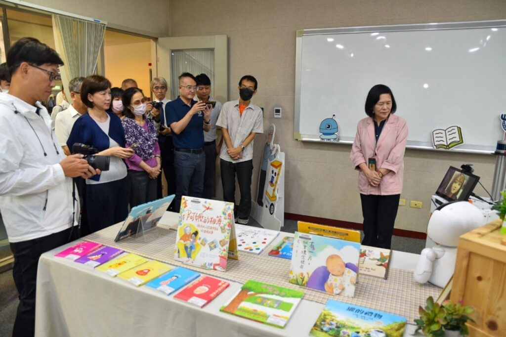 國臺圖攜手臺大數位人文研究中心 共同推動「高齡創新生活實驗室」 12 %E6%A9%9F%E5%99%A8%E4%BA%BA%E3%80%8C%E5%A5%A7%E8%8E%89%E8%96%87%E3%80%8D%E7%82%BA%E4%BE%86%E8%B3%93%E5%B0%8E%E8%A6%BD%E3%80%8C%E6%A8%82%E9%BD%A1%E9%96%8B%E6%94%BE%E5%AF%A6%E9%A9%97%E5%AE%A4%E3%80%8D