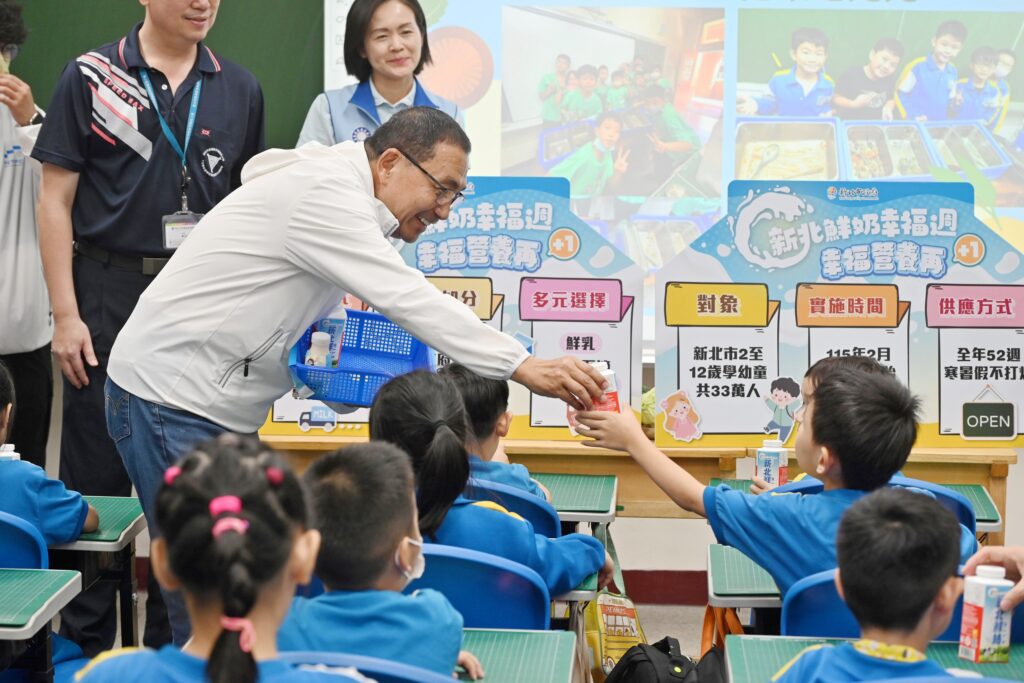 新北市推動「鮮奶幸福週」侯友宜:全年供應讓孩子健康成長 2 %E8%A8%AD%E7%B1%8D%E6%96%B0%E5%8C%97%E5%B8%82%E7%9A%842%E8%87%B312%E6%AD%B2%E5%AD%B8%E9%BD%A1%E5%85%92%E7%AB%A5%EF%BC%8C%E6%AF%8F%E9%80%B1%E7%9A%86%E5%8F%AF%E5%9C%A8%E8%B6%85%E5%95%86%E6%88%96%E8%B6%85%E5%B8%82%E5%85%8D%E8%B2%BB%E5%85%8C%E6%8F%9B1%E7%93%B6%E9%AE%AE%E5%A5%B6%E6%88%96%E8%B1%86%E6%BC%BF