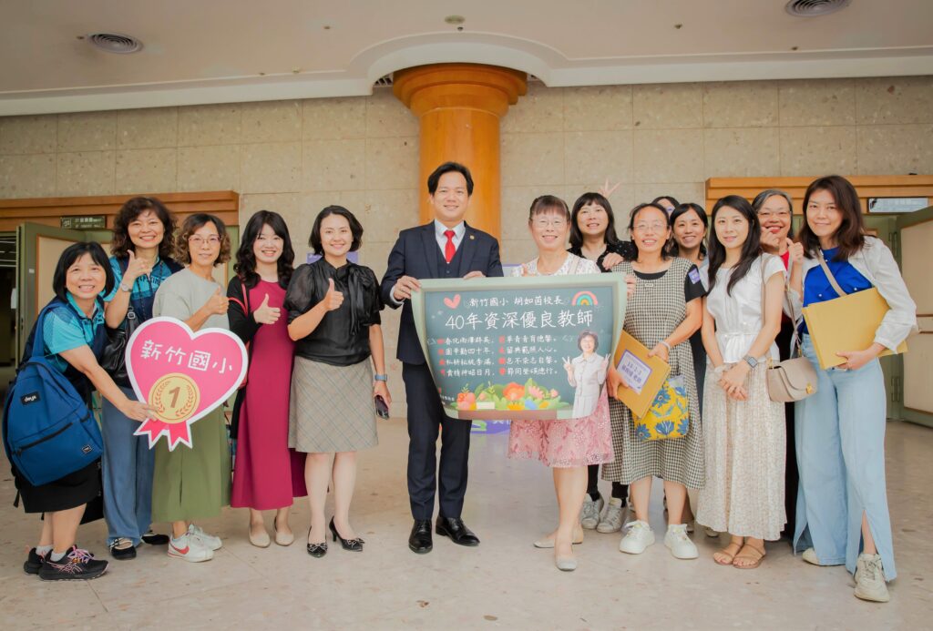 竹市396位優良教師上台受獎 邱臣遠深深一鞠躬致上最敬意 2 114092411