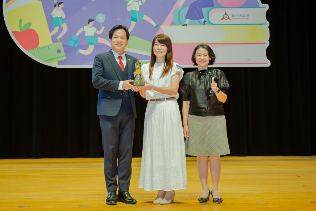 竹市396位優良教師上台受獎 邱臣遠深深一鞠躬致上最敬意 3 114092412