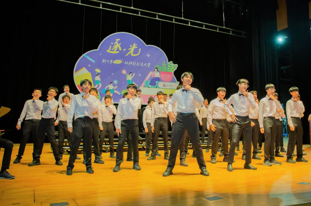 竹市396位優良教師上台受獎 邱臣遠深深一鞠躬致上最敬意 4 114092413