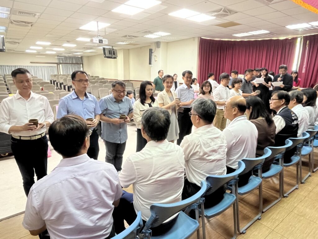 奉茶拜師杏壇傳薪火 中市首辦國小初任校長成長社群 1 %E5%A5%89%E8%8C%B6%E6%8B%9C%E5%B8%AB1