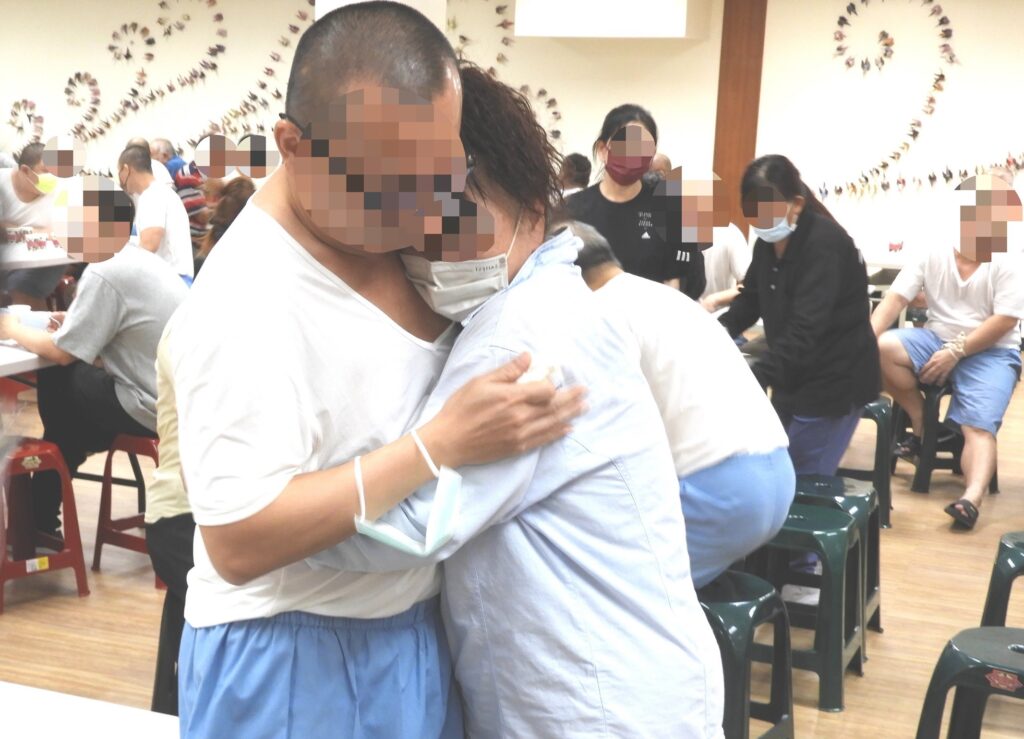 新竹監獄秋節懇親面對面 400收容人親情流露享天倫 2 114092621
