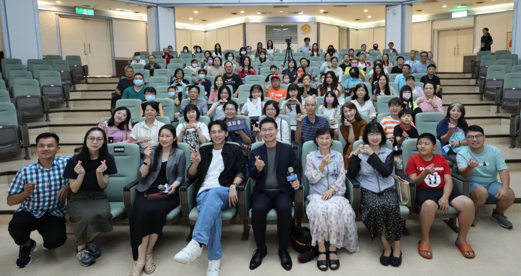 中市客委會客家名人講堂 温昇豪分享演藝路上的客家記憶 2 %E6%B8%A9%E6%98%87%E8%B1%AA %E6%B1%9F%E4%B8%BB%E5%A7%94%E5%8F%8A%E7%8F%BE%E5%A0%B4%E8%81%BD%E7%9C%BE%E5%85%B1%E5%90%8C%E5%90%88%E5%BD%B1