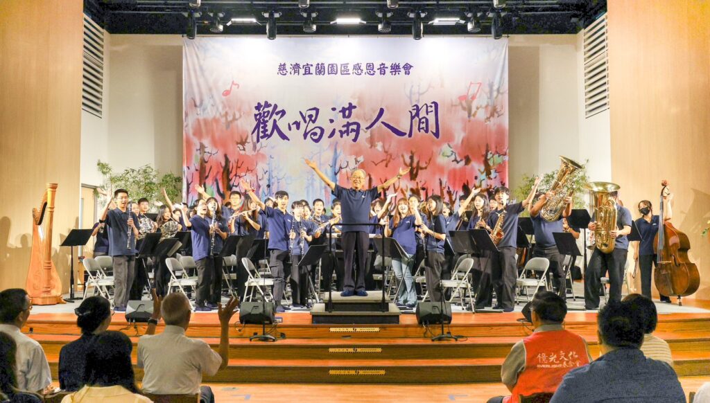 簡文秀返鄉獻唱「奇異恩典」 慈濟宜蘭園區「歡唱滿人間」中秋夜嗨翻千人 2 S 30892303