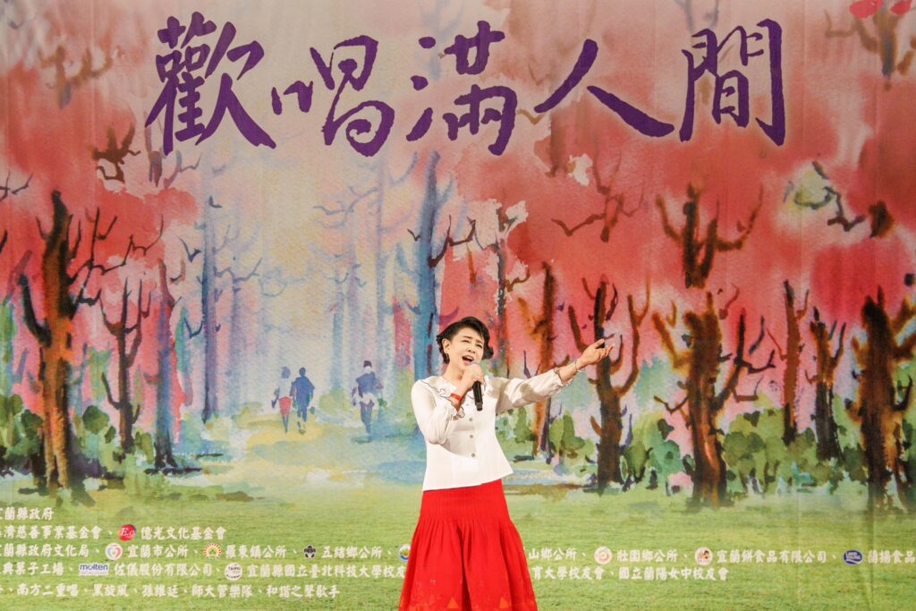 簡文秀返鄉獻唱「奇異恩典」 慈濟宜蘭園區「歡唱滿人間」中秋夜嗨翻千人 1 S 30892225