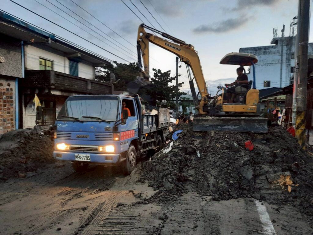 新北出動20輛機具支援花蓮光復地區 並肩合作加速災後環境復原工作 7 %E6%90%AD%E9%85%8D%E8%87%AA%E4%B8%BB%E5%89%8D%E5%BE%80%E6%B0%91%E7%9C%BE%E9%A7%95%E9%A7%9B%E6%80%AA%E6%89%8B%E5%85%B1%E5%90%8C%E4%BD%9C%E6%A5%AD