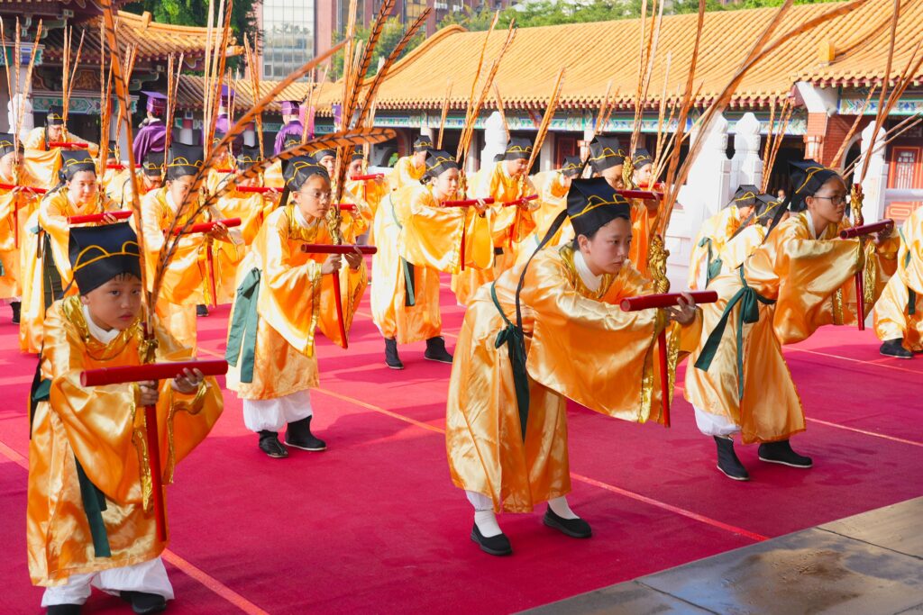 中市祭孔大典傳承千年儀典 循古禮表敬意 2 %E9%87%8B%E5%A5%A0%E5%85%B8%E7%A6%AE%E5%85%AB%E4%BD%BE%E8%88%9E%E9%A6%96%E5%BA%A6%E9%82%80%E8%AB%8B%E5%B4%87%E6%AD%A3%E5%9F%BA%E9%87%91%E6%9C%83%E4%BD%BE%E8%88%9E%E5%9C%98%E9%9A%8A%E5%8F%83%E8%88%87%E6%BC%94%E5%87%BA 0