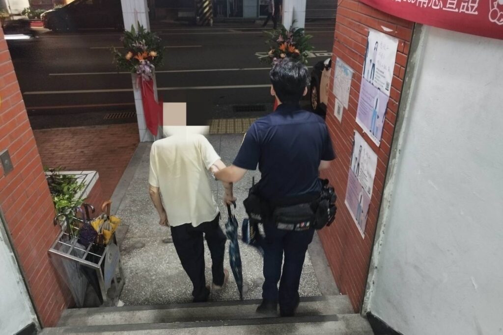 老翁深夜迷途 警助返家 2 MEITU 20250928 183233057