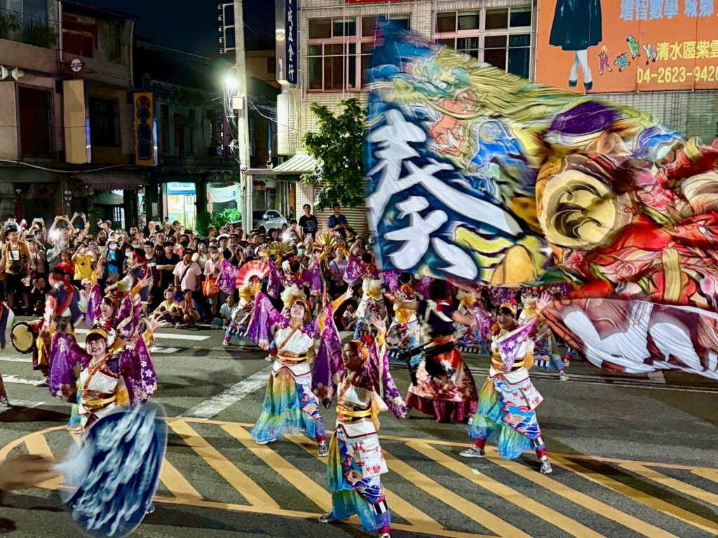 海線街頭與世界共舞 2025台中國際踩舞嘉年華圓滿落幕 1 %E6%97%A5%E6%9C%AC%E8%A1%A8%E5%9C%98%E5%80%AD%E5%A5%8F%E7%8F%BE%E5%A0%B4%E7%86%B1%E5%8A%9B%E6%BC%94%E5%87%BA