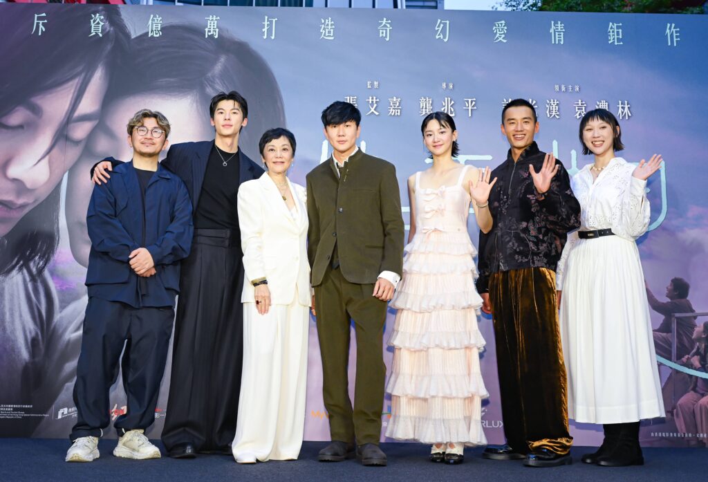 《他年她日》台北首映壓軸 許光漢、袁澧林「光林CP」合體掀尖叫 林俊傑驚喜現身送花張艾嘉 12 KMG 3023 1