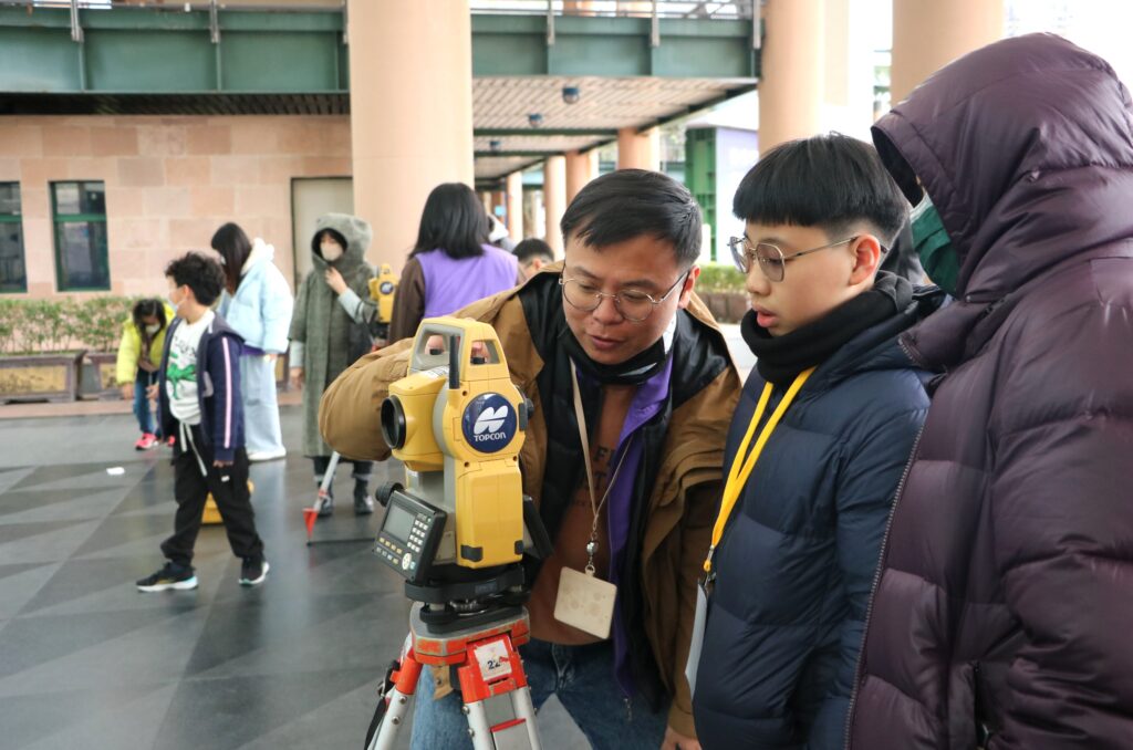 新北地政業務績效卓越 內政部考評16連霸續創佳績 6 %E6%96%B0%E5%8C%97%E5%9C%B0%E6%94%BF%E6%B8%AC%E9%87%8F%E5%90%8C%E4%BB%81%E6%95%99%E5%B0%8E%E5%AD%B8%E7%AB%A5%E4%BD%BF%E7%94%A8%E6%B8%AC%E9%87%8F%E5%84%80%EF%BC%8C%E6%8E%A8%E5%8B%95%E5%9C%B0%E6%94%BF%E6%95%99%E8%82%B2%E5%90%91%E4%B8%8B%E7%B4%AE%E6%A0%B9%E3%80%82%E6%96%B0%E5%8C%97%E5%B8%82%E5%9C%B0%E6%94%BF%E5%B1%80%E6%8F%90%E4%BE%9B