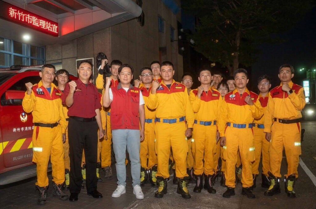 竹市特搜隊平安返竹 邱臣遠親迎救災英雄致上最敬禮 1 11409302