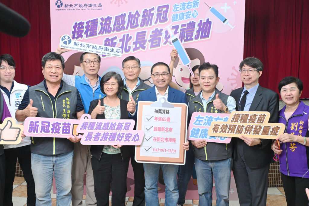 侯友宜視察流感及新冠疫苗接種 籲民眾守護自己與他人健康 15 %E4%BE%AF%E5%8F%8B%E5%AE%9C%E5%89%8D%E5%BE%80%E6%9D%BF%E6%A9%8B%E5%8D%80%E5%9C%8B%E5%85%89%E5%85%AC%E5%9C%92%E5%B8%82%E6%B0%91%E6%B4%BB%E5%8B%95%E4%B8%AD%E5%BF%83%E8%A6%96%E5%AF%9F%E7%96%AB%E8%8B%97%E6%8E%A5%E7%A8%AE%E6%83%85%E5%BD%A2