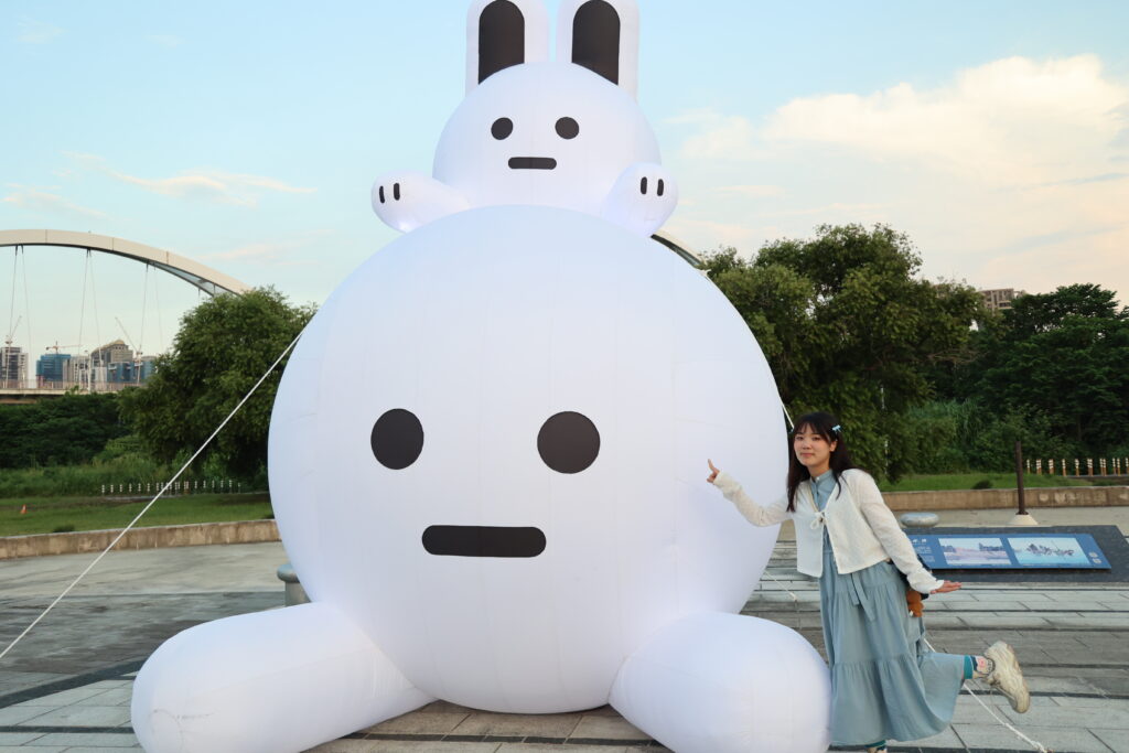 迎中秋新北多元活動齊登場 沙雕光雕山海夜色共度秋夜 11 %E6%96%B0%E8%8E%8A%E6%96%B0%E6%9C%88%E6%A9%8B%E3%80%8C%E5%85%94%E5%85%94Q%E3%80%8D%E8%A3%9D%E7%BD%AE%E5%B1%95%E8%90%8C%E8%B6%A3%E7%99%BB%E5%A0%B4%E8%BF%8E%E4%B8%AD%E7%A7%8B