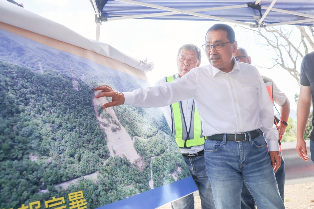 雙溪北38線百米邊坡復建完工 侯友宜:落實監測與預警機制 7 %E4%BE%AF%E5%8F%8B%E5%AE%9C%E8%B5%B4%E9%9B%99%E6%BA%AA%E5%8D%80%EF%BC%8C%E8%A6%96%E5%AF%9F%E5%8E%BB%E5%B9%B410%E6%9C%88%E5%B1%B1%E9%99%80%E5%85%92%E9%A2%B1%E9%A2%A8%E9%80%A0%E6%88%90%E5%A4%A7%E8%A6%8F%E6%A8%A1%E5%9D%8D%E6%96%B9%E7%9A%84%E5%8D%80%E9%81%93%E5%8C%9738%E7%B7%9A%E9%82%8A%E5%9D%A1%E5%BE%A9%E5%BB%BA%E5%B7%A5%E7%A8%8B