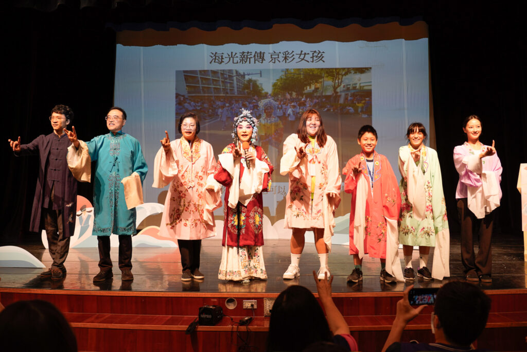 水袖翻飛、女史走讀、體驗當京劇演員 「新北女孩日」驚喜不斷 6 %E6%B4%BB%E5%8B%95%E7%8F%BE%E5%A0%B4%E9%82%80%E8%AB%8B%E5%8F%83%E8%88%87%E8%80%85%E8%A6%AA%E8%BA%AB%E9%AB%94%E9%A9%97%E4%BA%AC%E5%8A%87%E6%9C%8D%E9%A3%BE%E3%80%81%E5%94%B1%E8%85%94%E8%88%87%E6%89%8B%E5%8B%A2